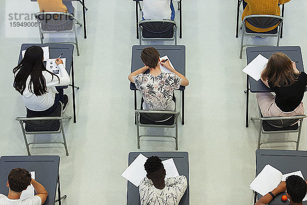Draufsicht auf High-School-Schüler  die an Schreibtischen im Klassenzimmer Prüfungen ablegen