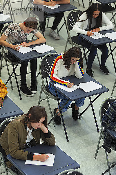 Gymnasiasten  die an Tischen Prüfungen ablegen