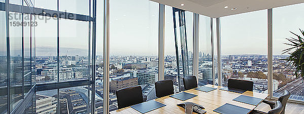 Moderner Konferenzraum mit Blick auf das Stadtbild  London  UK