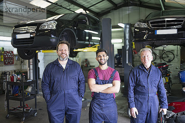 Porträt selbstbewusster männlicher Mechaniker in einer Autowerkstatt