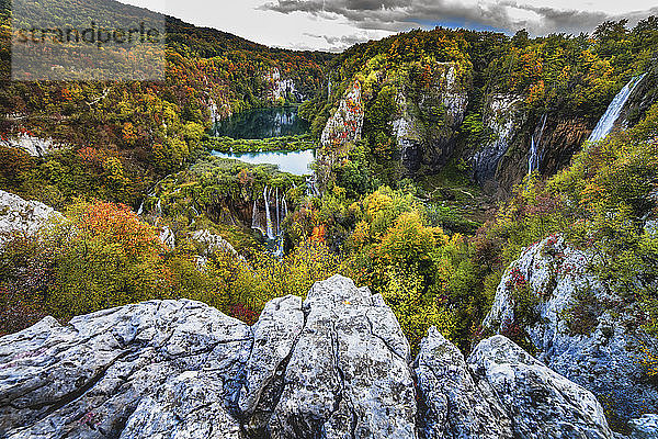 Kroatien  Landschaftsbild des Nationalparks Plitvicer Seen im Herbst