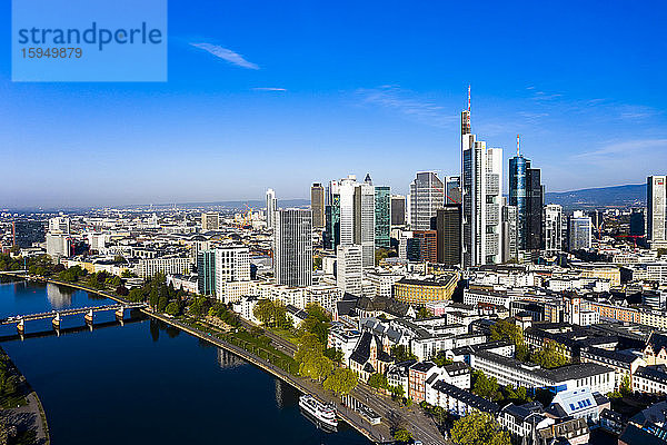 Deutschland  Hessen  Frankfurt  Hubschrauberansicht der Europäischen Zentralbank und der umliegenden Wolkenkratzer in der Innenstadt