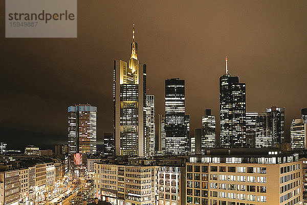 Deutschland  Hessen  Frankfurt  Beleuchtete Innenstadt bei Nacht
