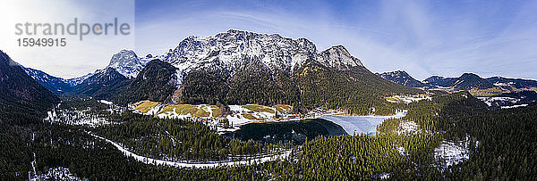 Deutschland  Bayern  Ramsau bei Berchtesgaden  Hubschrauberansicht des Hintersees und der Reiter Alpe in der Winterdämmerung