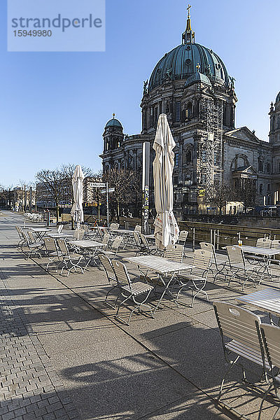 Deutschland  Berlin  Leere Stühle und Tische vor dem Berliner Dom während der COVID-19-Epidemie