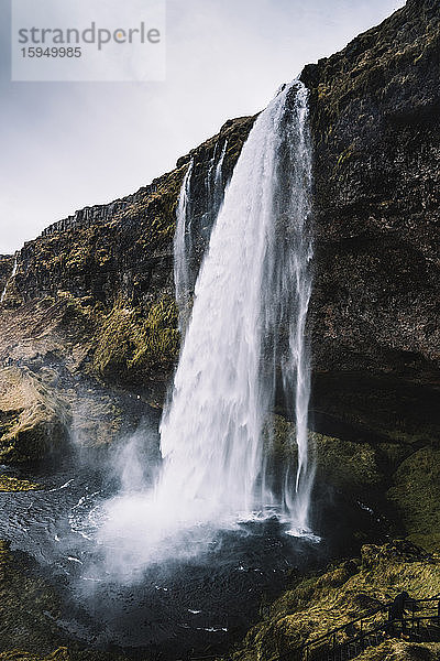 Island  Seljalandsfoss-Wasserfall plätschert die Klippe hinunter