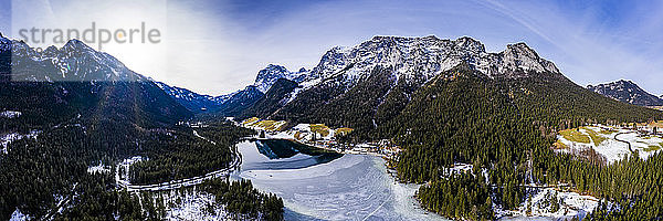 Deutschland  Bayern  Ramsau bei Berchtesgaden  Hubschrauberansicht des Hintersees und der Reiter Alpe in der Winterdämmerung