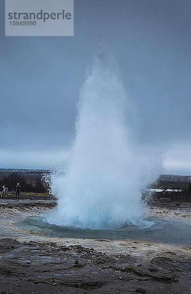 Island  Geysir-Ausbruch im Frühjahr