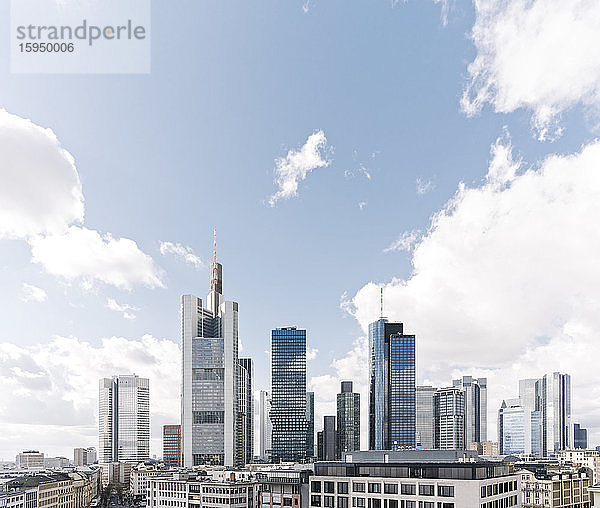 Deutschland  Hessen  Frankfurt  Himmel über innerstädtischen Wolkenkratzern