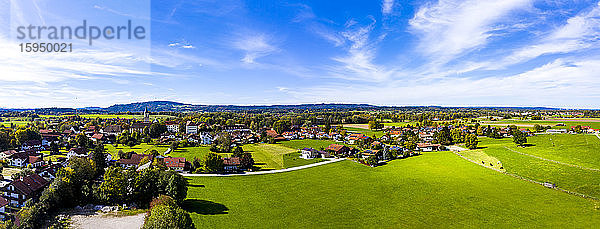 Deutschland  Bayern  Wessobrunn  Hubschrauber-Panorama der Landstadt im Sommer