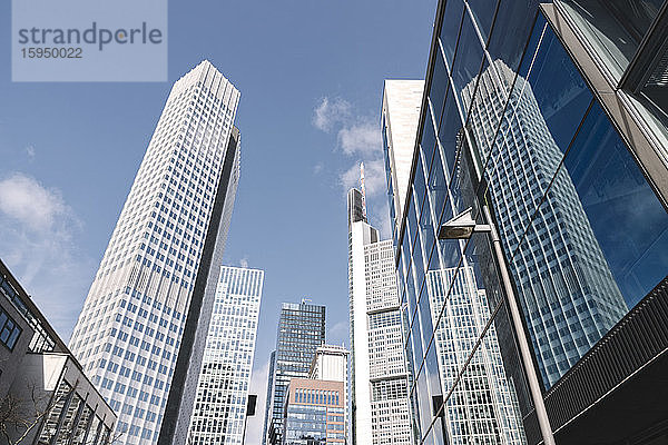 Deutschland  Hessen  Frankfurt  Tiefblick auf Wolkenkratzer in der Innenstadt