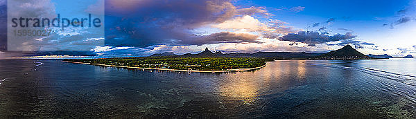 Mauritius  Black River  Flic-en-Flac  Hubschrauberansicht der Sturmwolken über der Inselküste