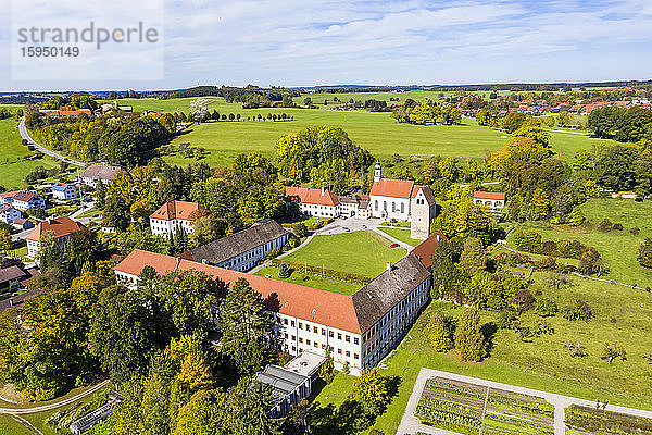 Deutschland  Bayern  Wessobrunn  Hubschrauberansicht des Klosters Wessobrunn im Sommer