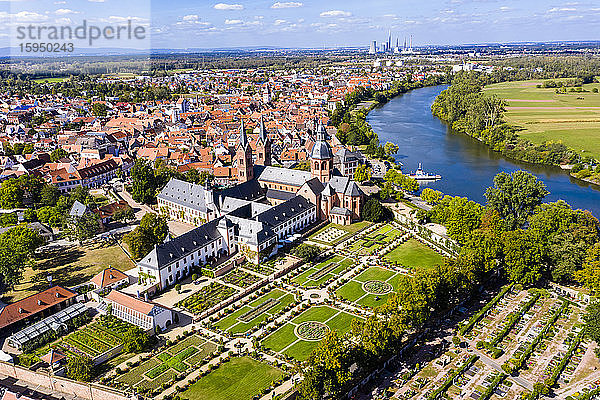 Deutschland  Hessen  Seligenstadt  Helikopteransicht des großen Gartens der Basilika St. Marcellinus und Petrus im Sommer