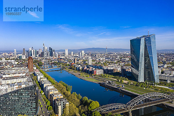 Deutschland  Hessen  Frankfurt  Hubschrauberansicht des Flusses Main und der Europäischen Zentralbank