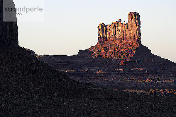 USA  Stagecoach Butte in der Abenddämmerung