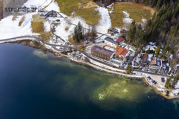 Deutschland  Bayern  Ramsau bei Berchtesgaden  Hubschrauberansicht des Dorfes am Ufer des Hintersees