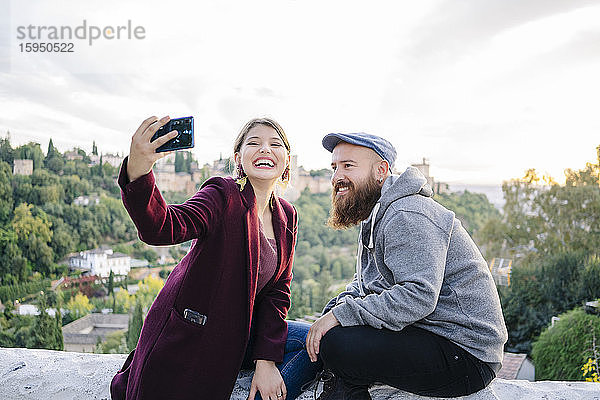 Glückliches Paar beim Selfie mit Alhambra im Hintergrund  Granada  Spanien