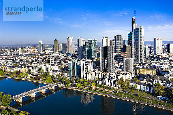 Deutschland  Hessen  Frankfurt  Hubschrauberansicht der Mainbrücke und der Wolkenkratzer in der Innenstadt