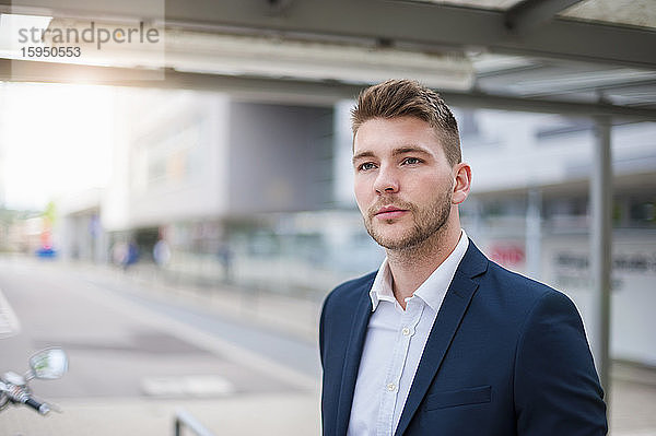 Porträt eines jungen Geschäftsmannes in der Stadt