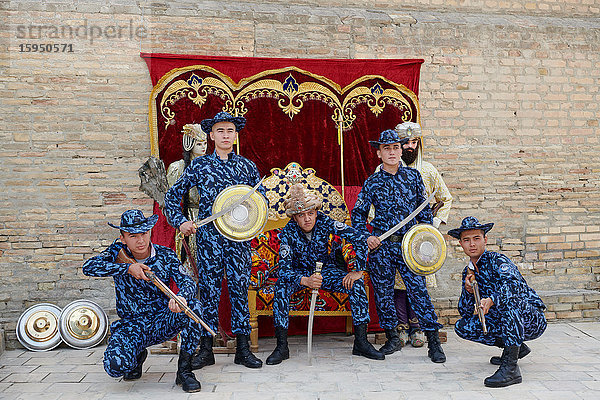 Menschengruppe in traditioneller Kleidung  Buchara  Usbekistan  Asien