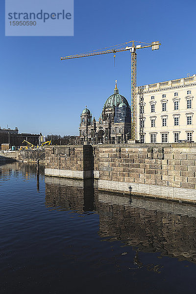 Deutschland  Berlin  Spreekanal mit Industriekran und Berliner Dom im Hintergrund