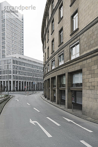 Deutschland  Hessen  Frankfurt  Straßenmarkierungen entlang einer leeren Stadtstraße