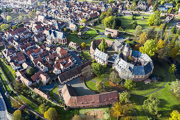 Deutschland  Hessen  Budingen  Luftaufnahme der Budinger Burg und der umliegenden Bürgerhäuser im Sommer