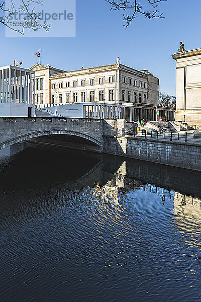 Deutschland  Berlin  Bogenbrücke über den Spreekanal mit der James-Simon-Galerie im Hintergrund