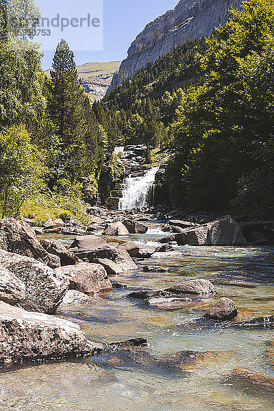 Spanien  Provinz Huesca  Kleiner Wasserfall am klaren Gebirgsfluss