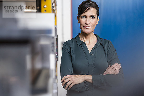 Porträt einer selbstbewussten Geschäftsfrau in einer Fabrik