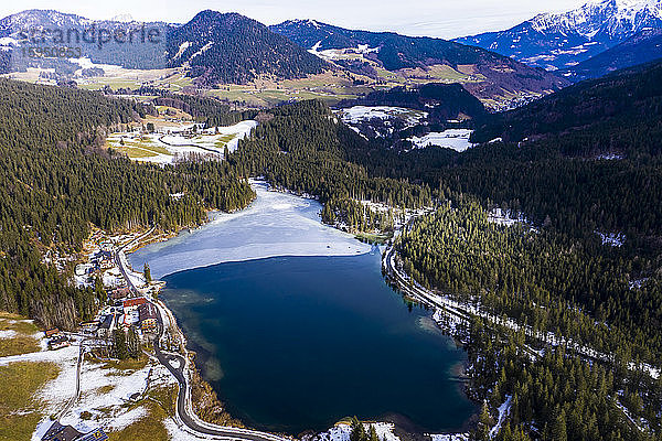 Deutschland  Bayern  Ramsau bei Berchtesgaden  Hubschrauberansicht des Hintersees und der Reiter Alpe in der Winterdämmerung