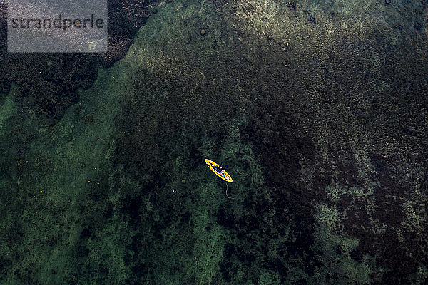 Mauritius  Black River  Flic-en-Flac  Hubschrauber-Ansicht eines in Küstengewässern schwimmenden Paddelbrettes