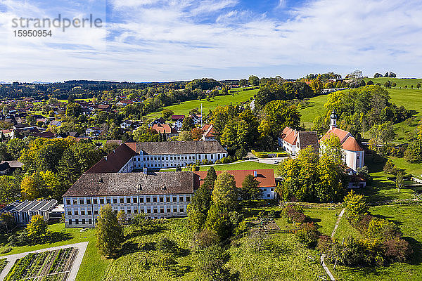 Deutschland  Bayern  Wessobrunn  Hubschrauberansicht des Klosters Wessobrunn im Sommer
