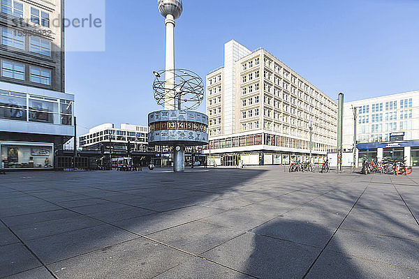 Deutschland  Berlin  Alexanderplatz mit Weltzeituhr und Fernsehturm Berlin während der COVID-19-Epidemie