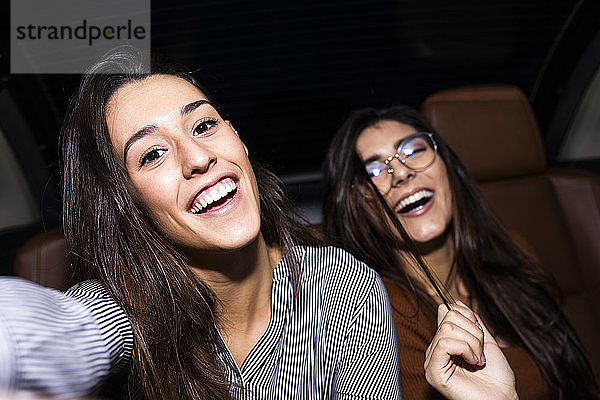 Porträt glücklicher Freunde  die sich während einer Autofahrt im Cabriolet amüsieren