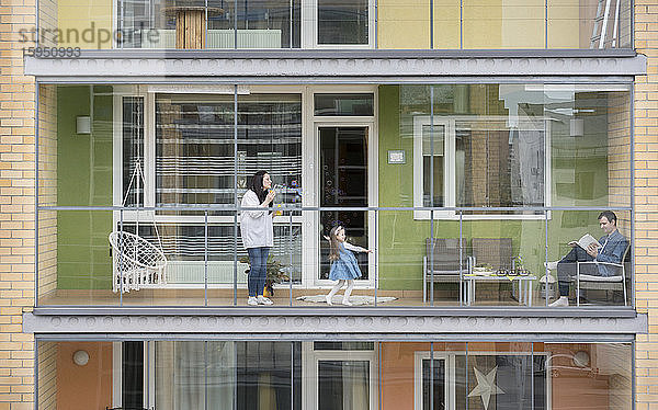 Familie verbringt gemeinsam Zeit auf dem Balkon