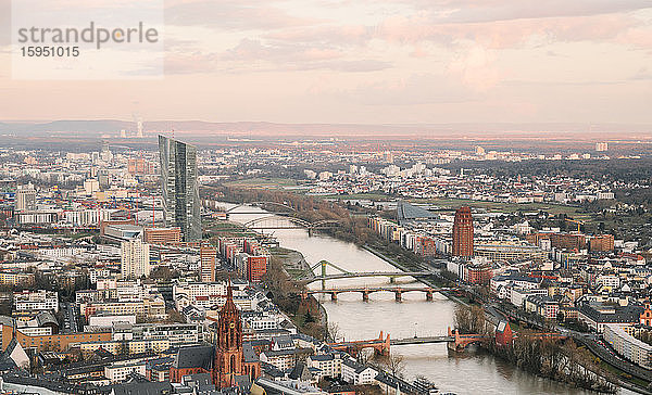 Deutschland  Hessen  Frankfurt  Flussuferstadt in der Dämmerung