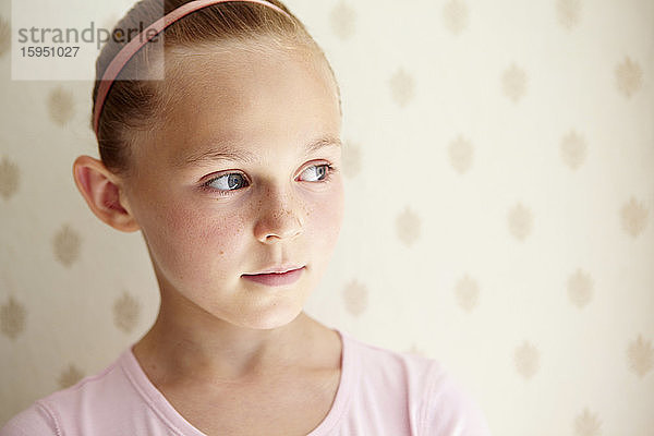 Porträt eines sich umschauenden Mädchens