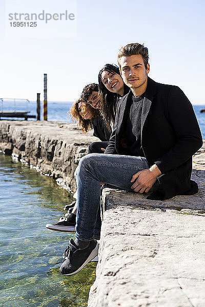 Porträt von vier Freunden am Gardasee  Italien