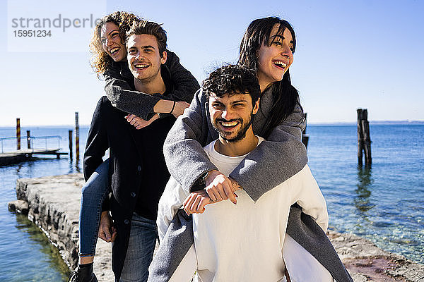 Porträt von vier glücklichen Freunden am Gardasee  Italien