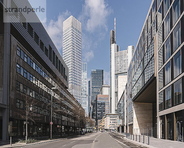 Deutschland  Hessen  Frankfurt  Stadtstraße mit innerstädtischen Wolkenkratzern im Hintergrund