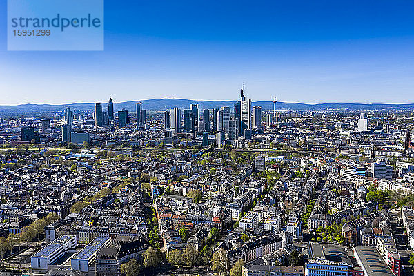 Deutschland  Hessen  Frankfurt  Klarer blauer Himmel über der Innenstadt