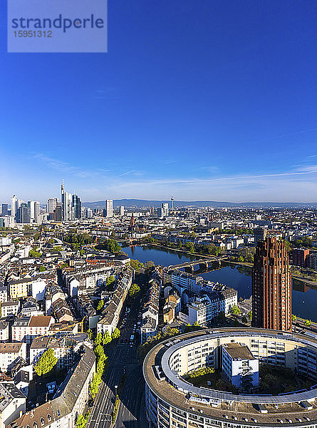 Deutschland  Hessen  Frankfurt  Helikopteransicht von klarem blauen Himmel über dem Wohnviertel der Uferstadt