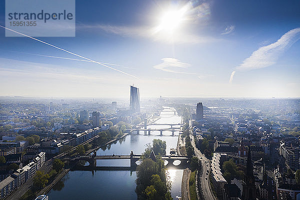 Deutschland  Hessen  Frankfurt  Hubschrauberansicht der Sonne über dem Main und den umliegenden Stadtgebäuden