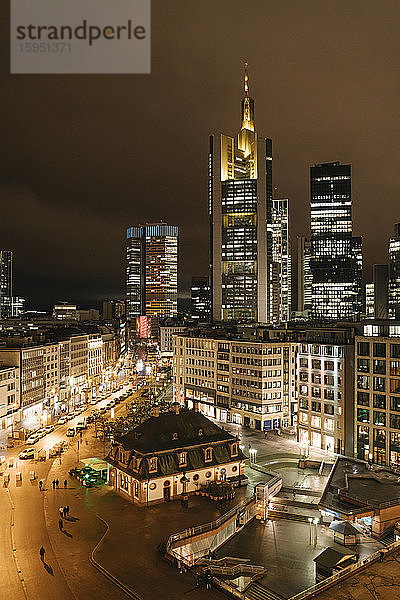 Deutschland  Hessen  Frankfurt  Beleuchteter Stadtplatz bei Nacht mit Wolkenkratzern in der Innenstadt im Hintergrund