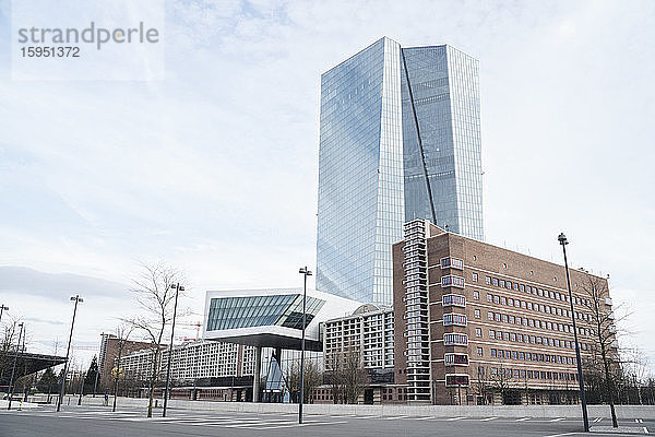 Deutschland  Hessen  Frankfurt  Parkplatz vor der Europäischen Zentralbank