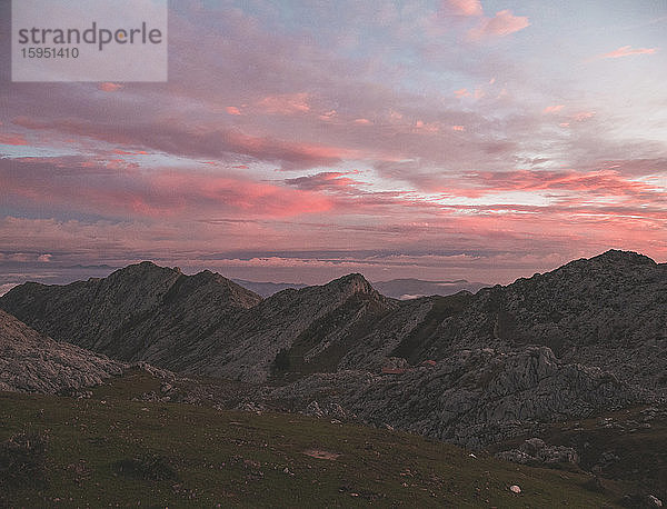 Spanien  Kantabrien  Picos de Europa-Gebirge in der rosa Morgendämmerung
