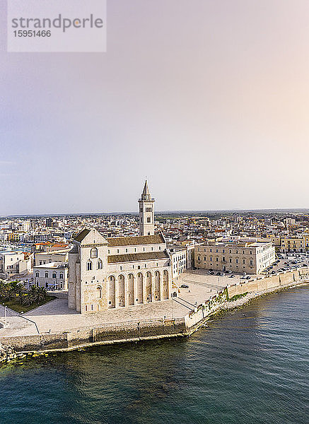 Italien  Provinz Barletta-Andria-Trani  Trani  Hubschrauberansicht des klaren Himmels über der Kathedrale von Trani in der Abenddämmerung