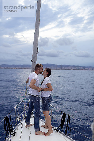 Küssende Paare während eines Segeltörns